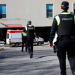 La mujer que coincidió con una fallecida por hantavirus en un avión ingresa en el hospital de San Juan de Alicante acompañada por la policía