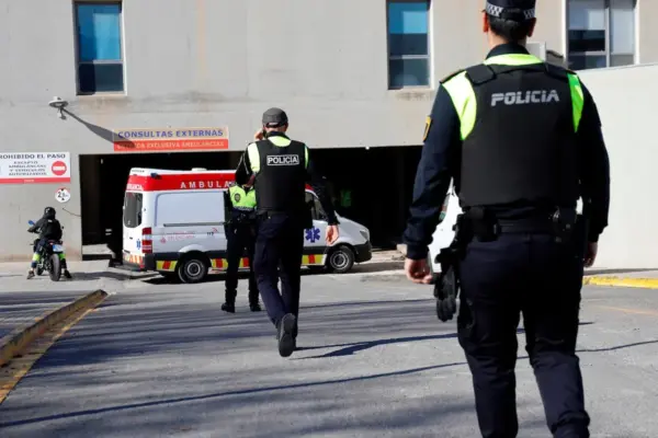 La mujer que coincidió con una fallecida por hantavirus en un avión ingresa en el hospital de San Juan de Alicante acompañada por la policía