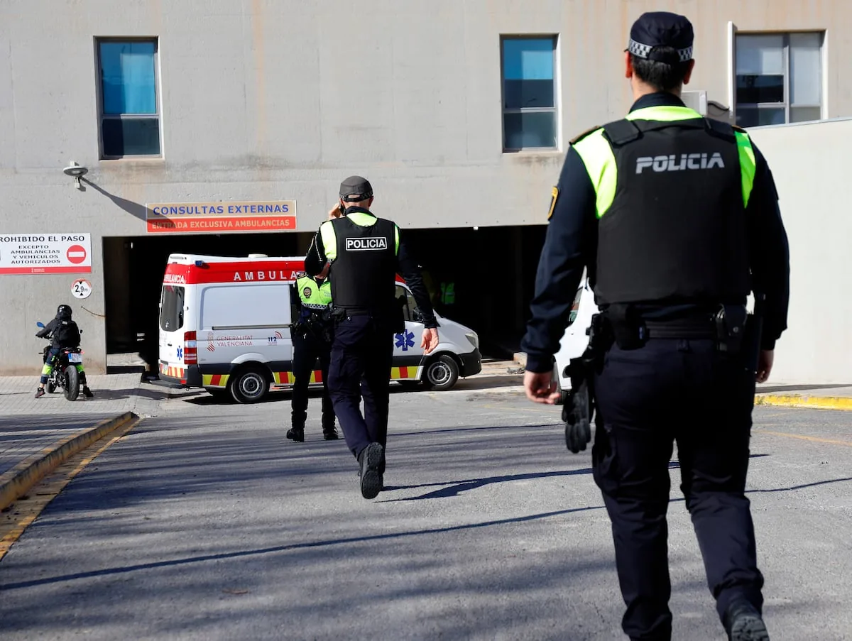 La mujer que coincidió con una fallecida por hantavirus en un avión ingresa en el hospital de San Juan de Alicante acompañada por la policía