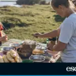 With cutting board, cups, and peeler: this is the most complete kitchen utensil set for camping this summer