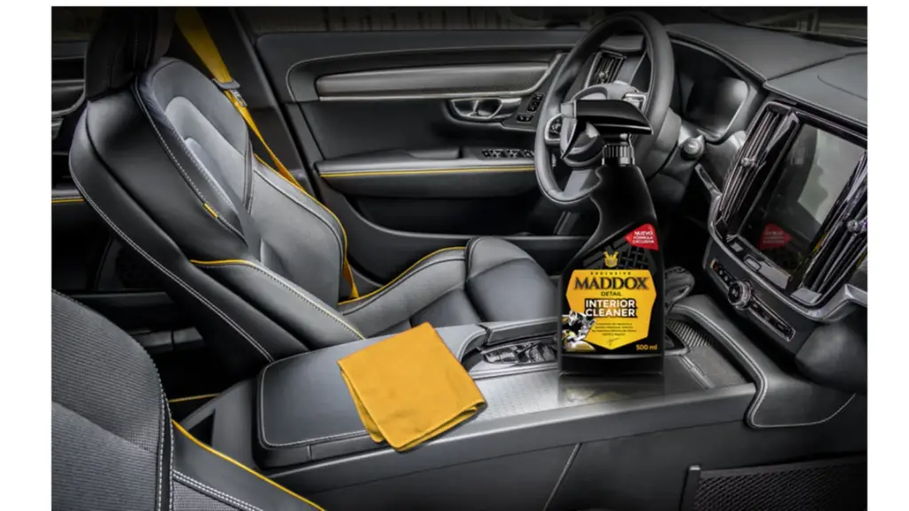 Este es el limpiador de tapicerías para el coche que arrasa en Amazon y su precio no supera los 12 euros