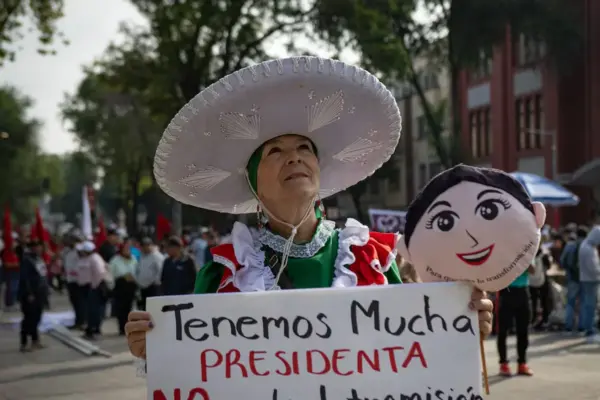 Simpatizantes respaldan a Claudia Sheinbaum en la celebración de su segundo año de mandato
