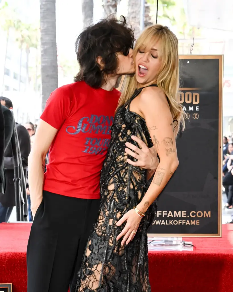 Miley Cyrus: a torn dress and famous friends to discover her star on the Walk of Fame