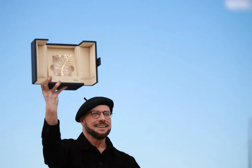 John Travolta debuts as director in Cannes: “I am exhausted from so much vital cynicism”