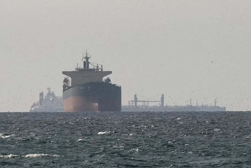 Iran opens fire at US attempt to remove ships from the Strait of Hormuz