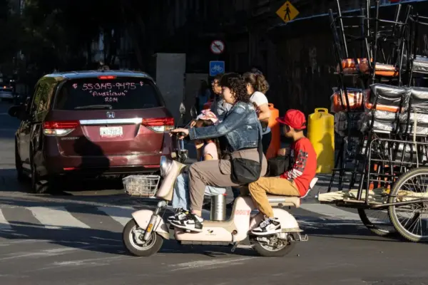 Who does the new Mexico City requirement for plates and licenses for electric scooters and motorcycles apply to?