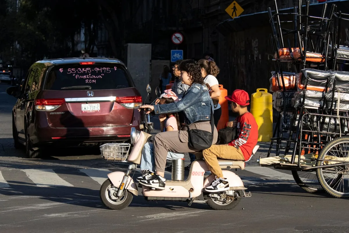 Who does the new Mexico City requirement for plates and licenses for electric scooters and motorcycles apply to?