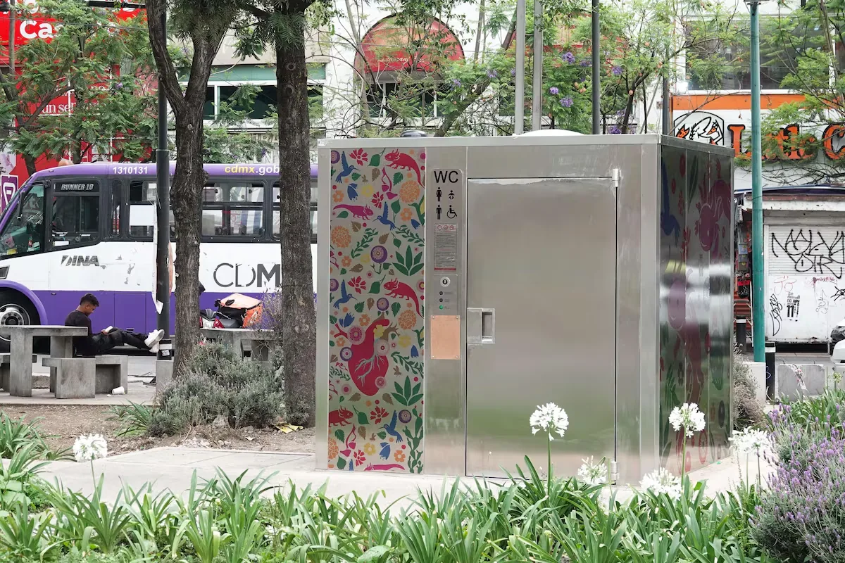 Mexico City debuts its first smart bathrooms amid curiosity and doubts about their viability