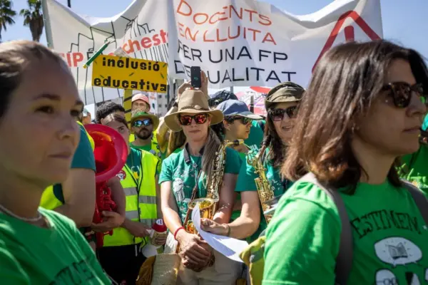 Education summons unions to negotiate to unlock the Valencian educational conflict