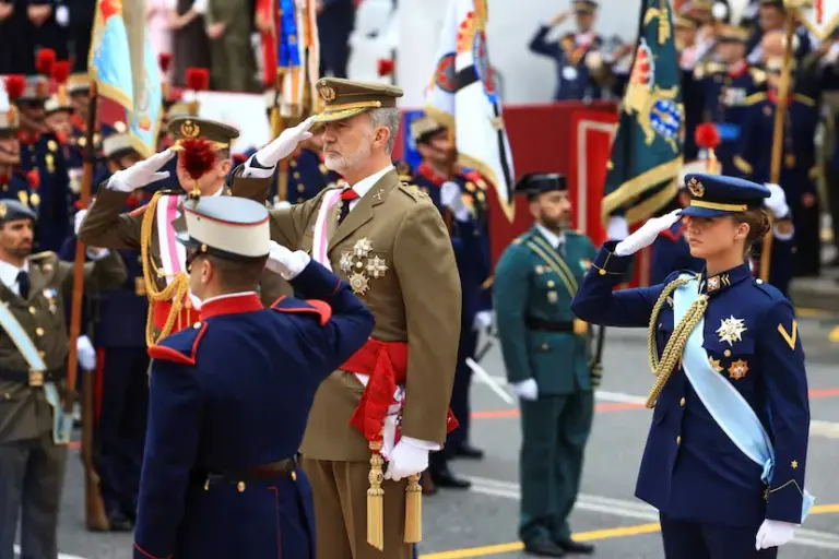 The King praises “the effort and brilliance” of Leonor de Borbón's military career