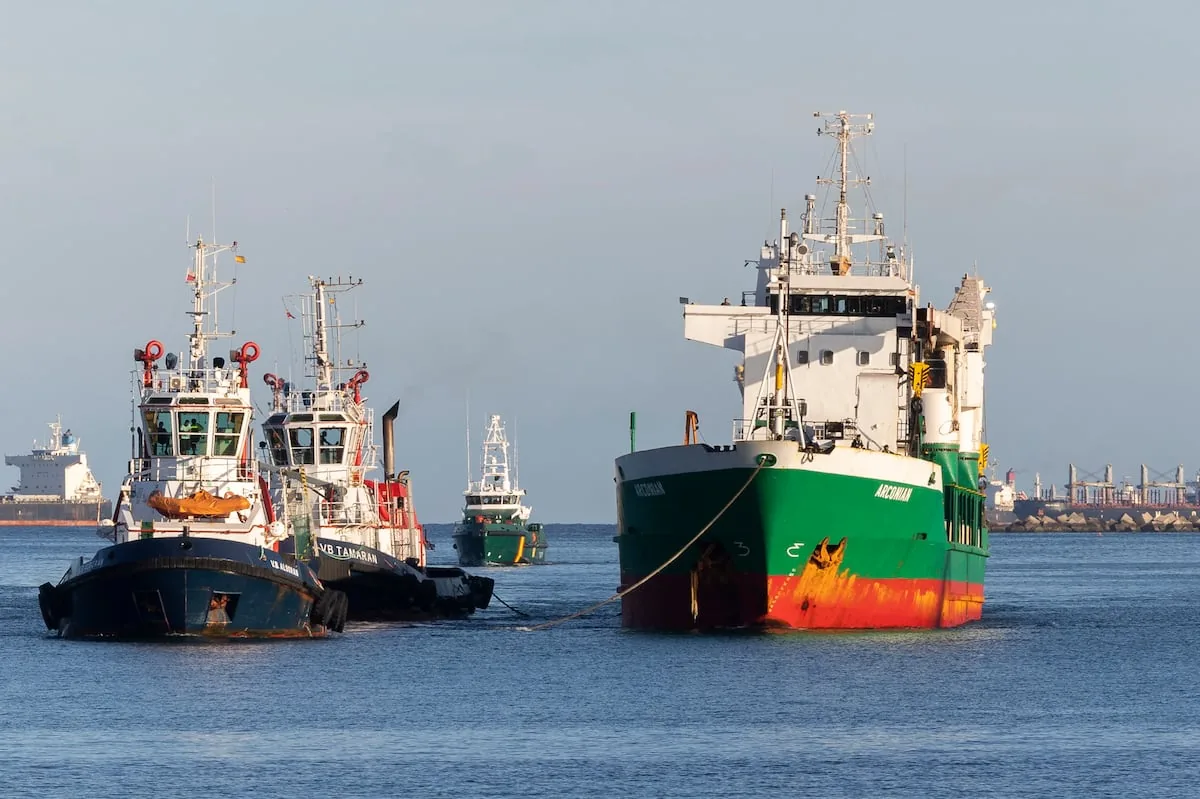 The Civil Guard intercepts a cargo ship in international waters with a gigantic cocaine shipment