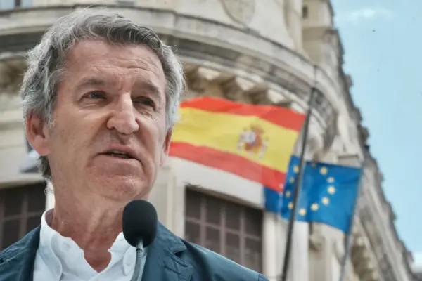 Feijóo breaks into the day of mourning for the two civil guards attacking the Government