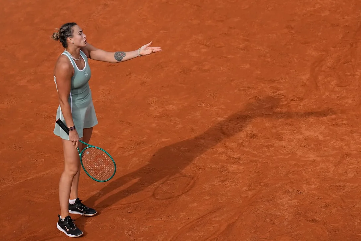 Sabalenka, another defeat and concern: poor play and pain at the gates of Roland Garros