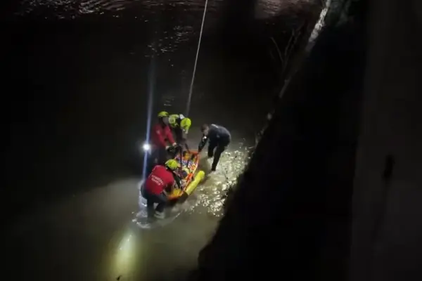 A woman, hospitalized in serious condition after falling into the Manzanares River
