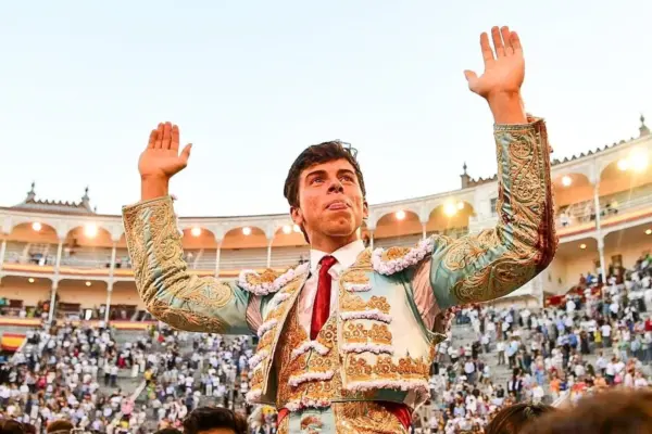 Julio Méndez, striking novice bullfighter, through the Main Gate