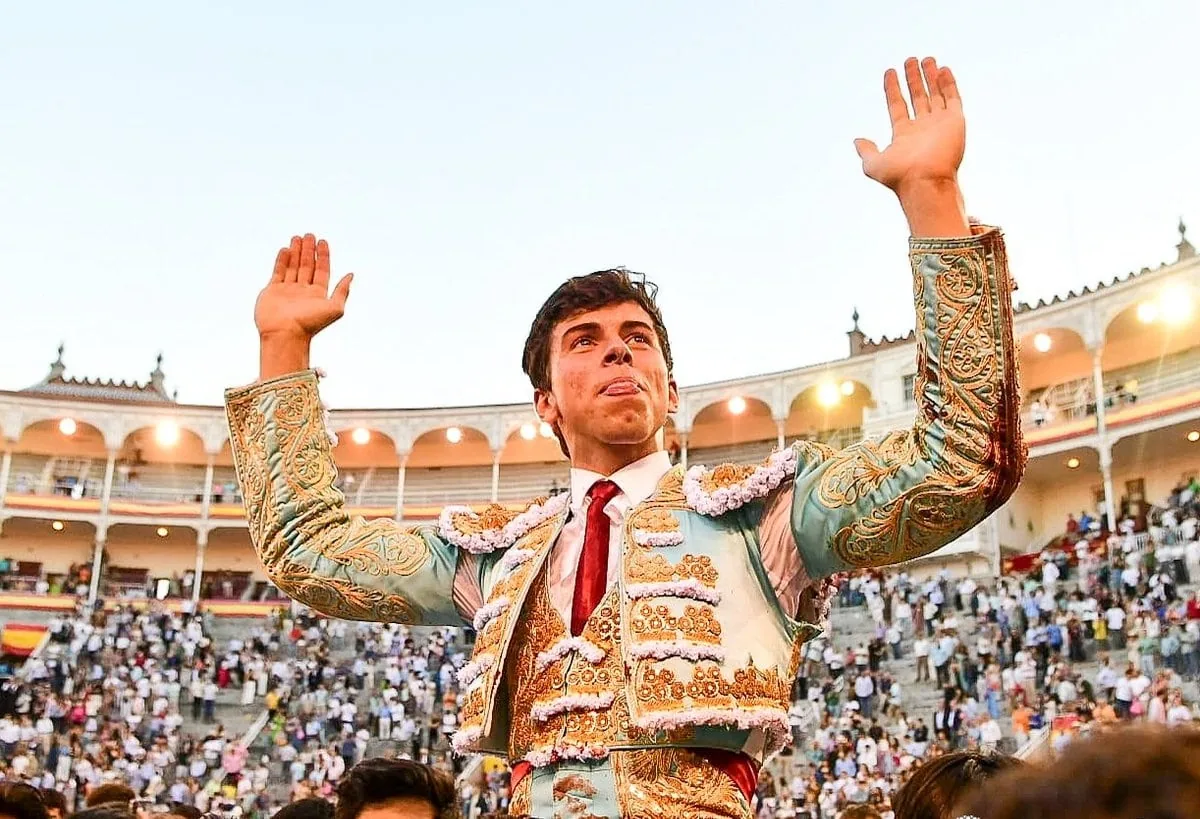 Julio Méndez, striking novice bullfighter, through the Main Gate