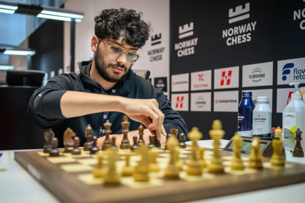 Carlsen is reborn very motivated and beats the leader, Firouzja, with impeccable chess