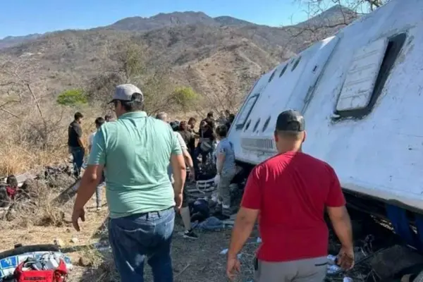 At least 11 dead and 31 injured in a bus accident in Nayarit