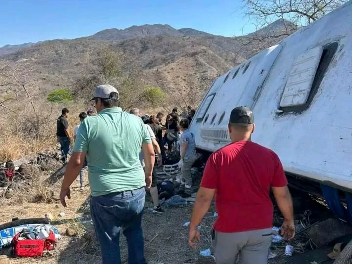 At least 7 dead and 27 injured in a bus accident in Nayarit