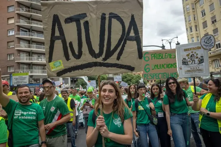 Teachers take the center of Valencia in a massive demonstration on their fifth day of strike