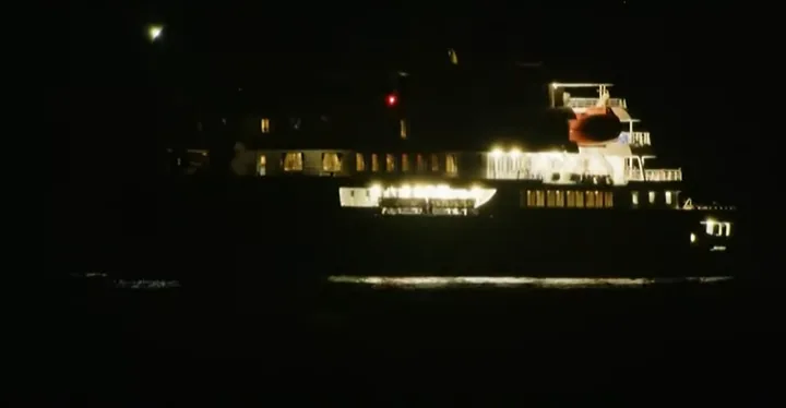 The ‘MV Hondius’, in front of the port of Granadilla (Tenerife)