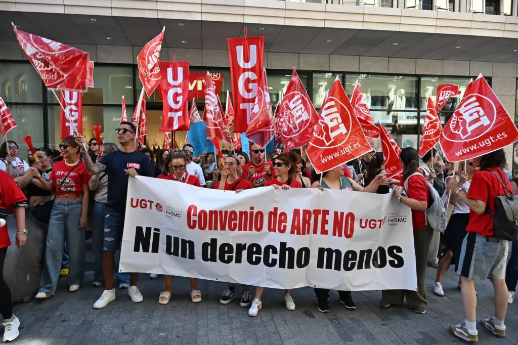 The employers' association of Inditex and Mango and the unions sign the textile trade agreement after three years of negotiation