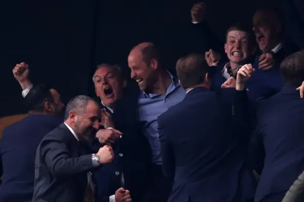 Así ha celebrado el príncipe Guillermo la victoria del Aston Villa para conquistar la Europa League tras 44 años sin títulos europeos