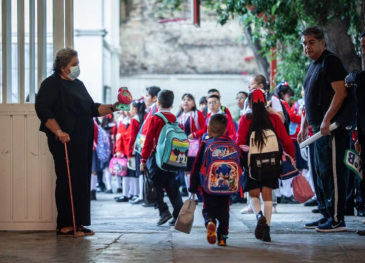 The Mexican government shortens the school calendar by more than a month due to the World Cup