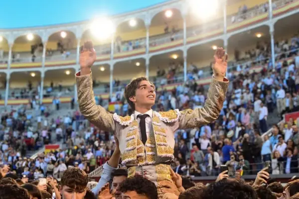 Lively Main Gate for the Novillero Julio Norte