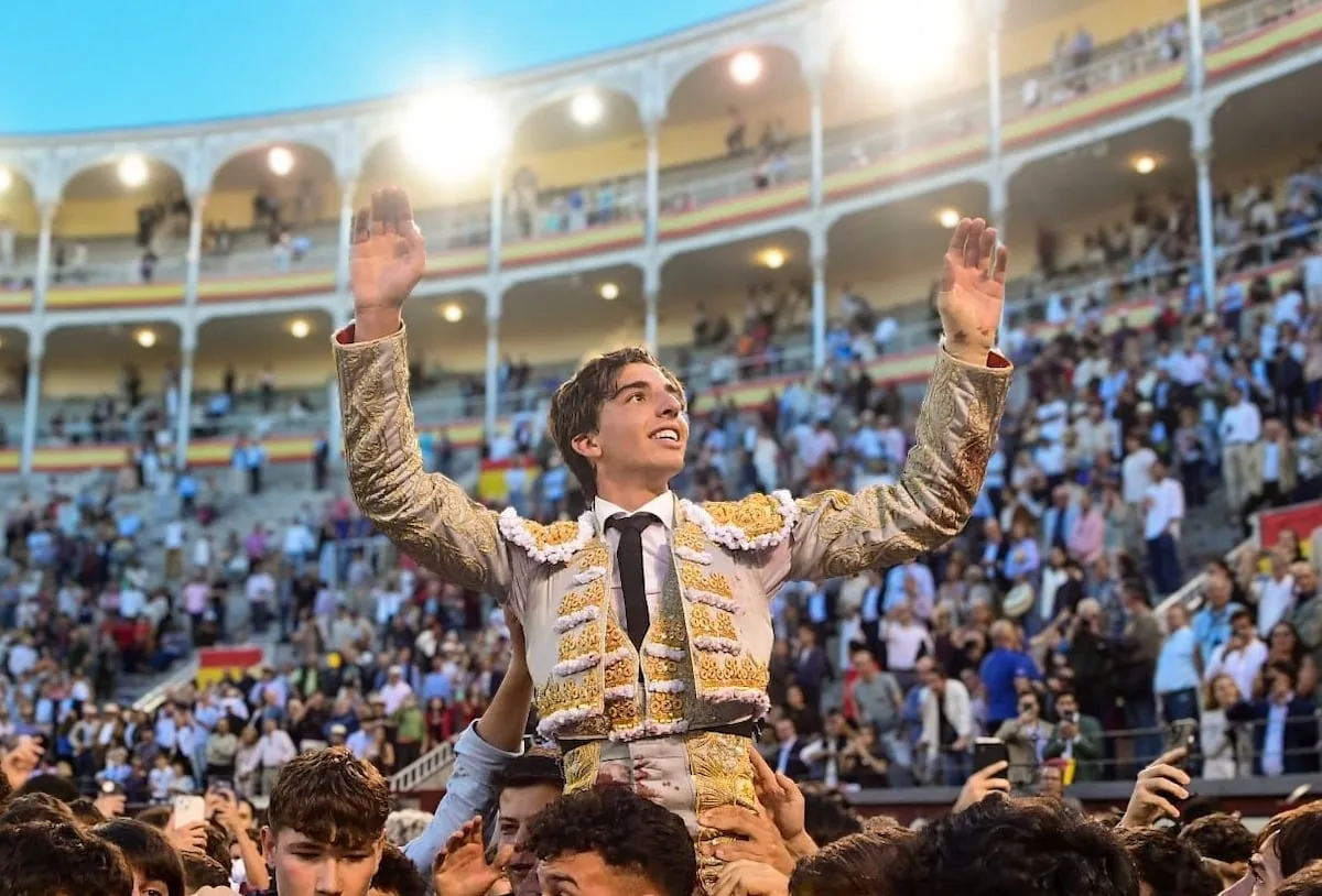 Lively Main Gate for the Novillero Julio Norte