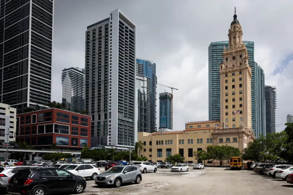 Vista del terreno del Miami Dade College considerado para la posible construcción de la biblioteca presidencial del presidente de Estados Unidos, Donald J. Trump, en Downtown Miami, Florida, Estados Unidos, el miércoles 27 de mayo de 2026