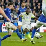 La hazaña de Doku enmienda el desastre de Guéhi en el City, que empata contra el Everton