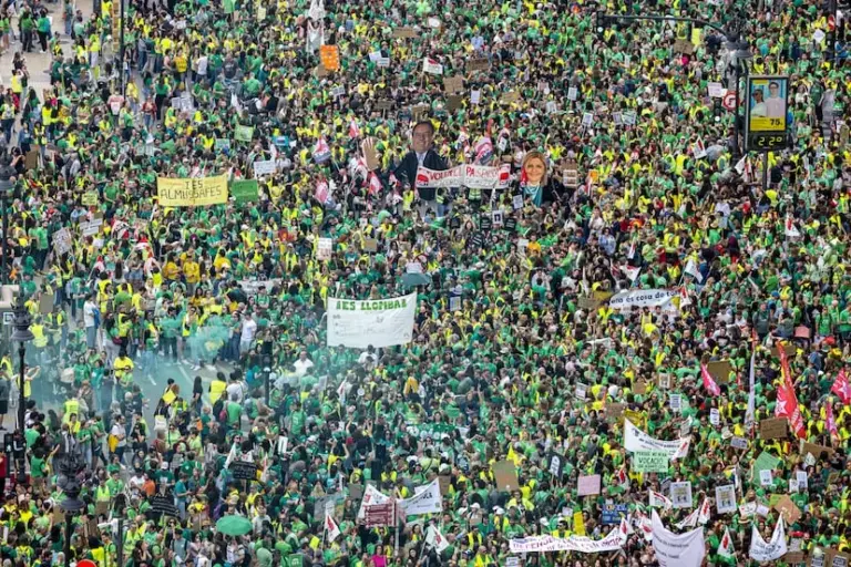 Teachers take the center of Valencia in a massive demonstration on their fifth day of strike