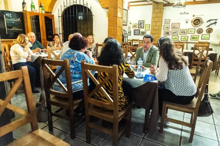 The day someone answered Juan Moreno Conejo, father of the president of the Junta, rudely