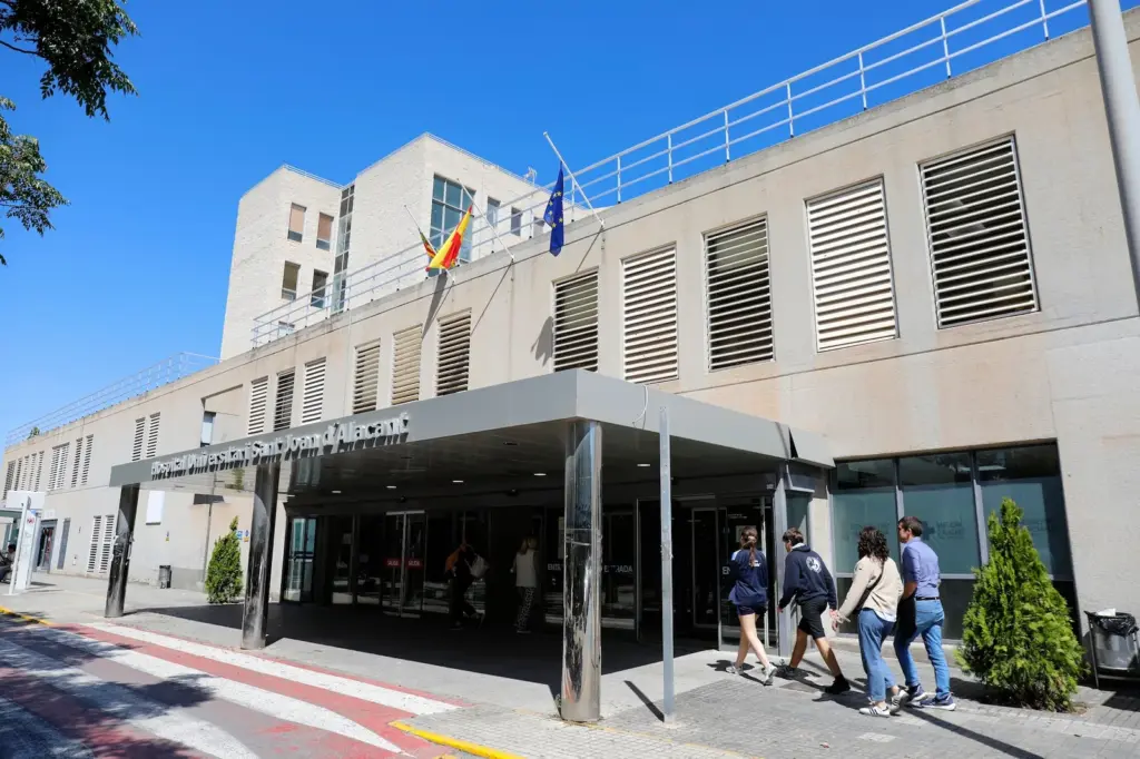 La mujer que coincidió con una fallecida por hantavirus en un avión ingresa en el hospital de San Juan de Alicante acompañada por la policía