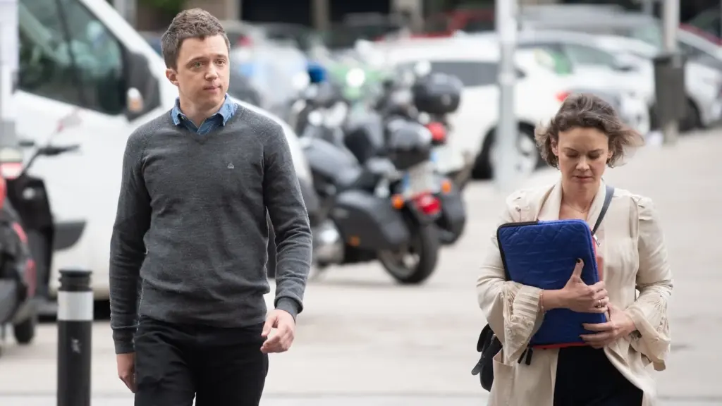 The judge warns Mouliaá that if she does not appear on June 15 for Errejón's complaint, she will be arrested for disobedience