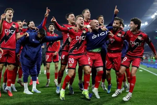 La tormenta perfecta del Rayo en Estrasburgo lleva a Vallecas a la final de la Conference