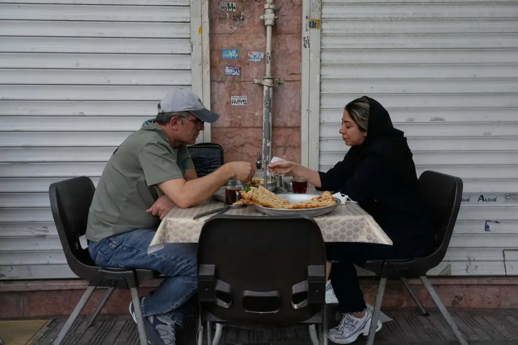 Life under the fragile ceasefire in Tehran: “The war was terrifying, but what worries me today is surviving”
