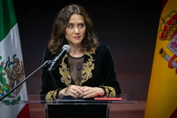 El viaje de Ayuso a México desconcierta al PP: “Con tanto ‘show’, ella misma se devalúa”