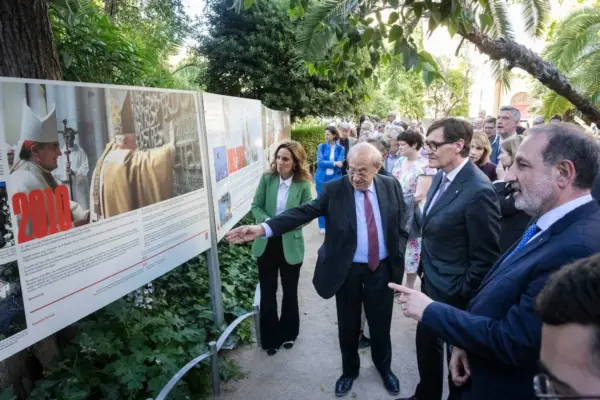 De la compra del solar a las visitas papales o el incendio del taller de Gaudí: una exposición repasa la historia de la Sagrada Familia