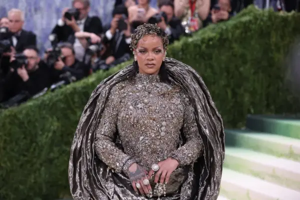 Rihanna details the moments of anguish she experienced during the shooting at her house: “They are shooting at us!”