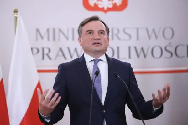 A former Polish minister wanted for belonging to a criminal organization flees from Hungary to the United States