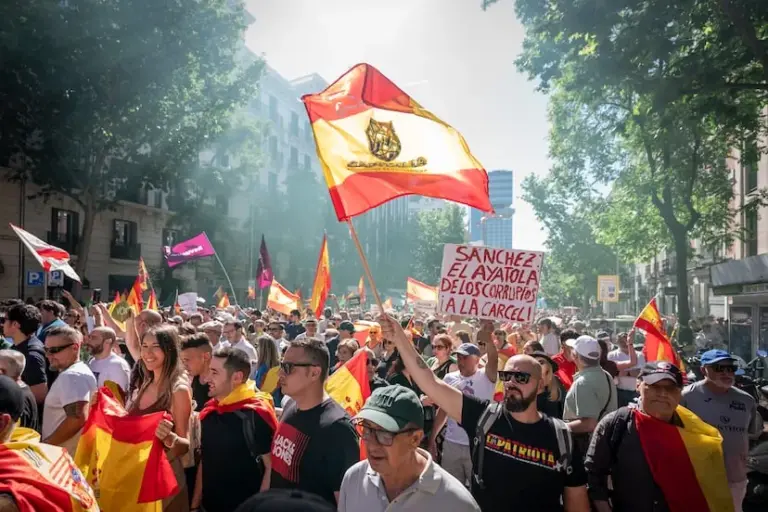 A march supported by the PP and Vox gathers thousands of people in Madrid against Sánchez's "corrupt government"