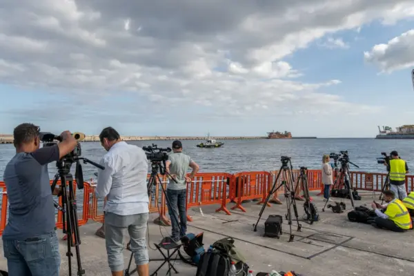 El mundo, pendiente de un puerto en Tenerife al que llega el crucero del brote de hantavirus: “No son pacientes ni son casos, son personas”
