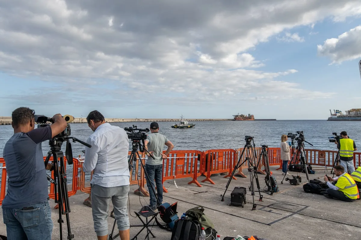 El mundo, pendiente de un puerto en Tenerife al que llega el crucero del brote de hantavirus: “No son pacientes ni son casos, son personas”