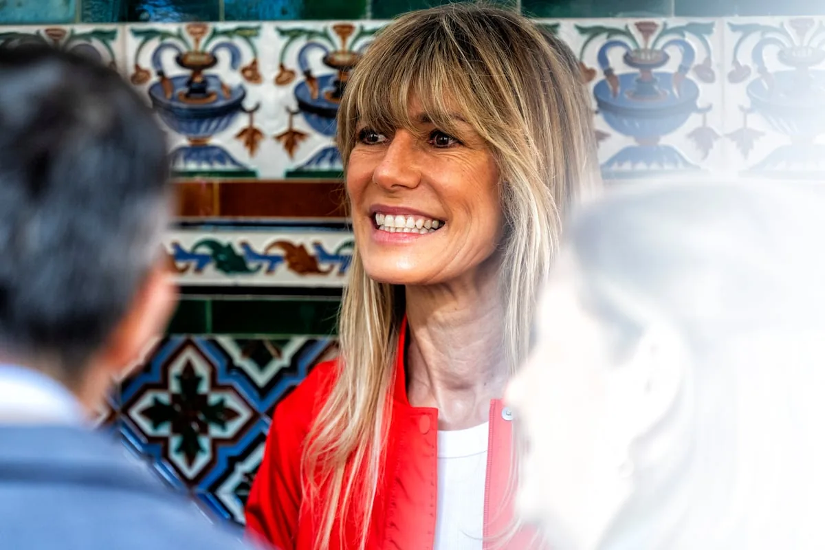 The judge summons Begoña Gómez to a “preliminary hearing” on June 9 and warns her that if she does not attend she will be brought by “law enforcement”