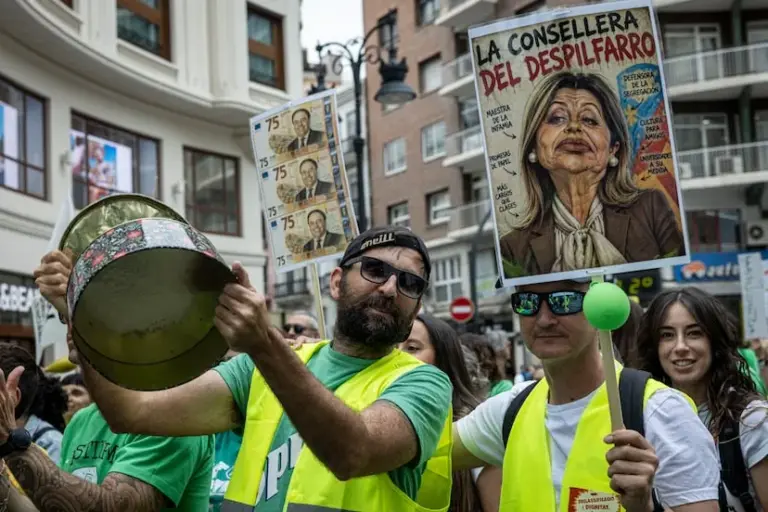 Teachers take the center of Valencia in a massive demonstration on their fifth day of strike