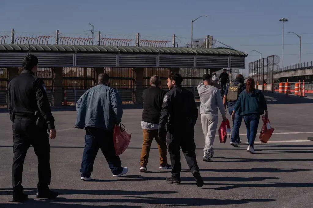 Migrantes deportados a México desde McAllen, Texas.