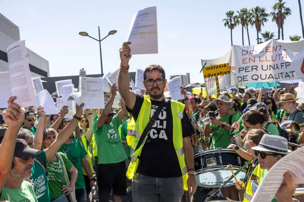 Education summons unions to negotiate to unlock the Valencian educational conflict