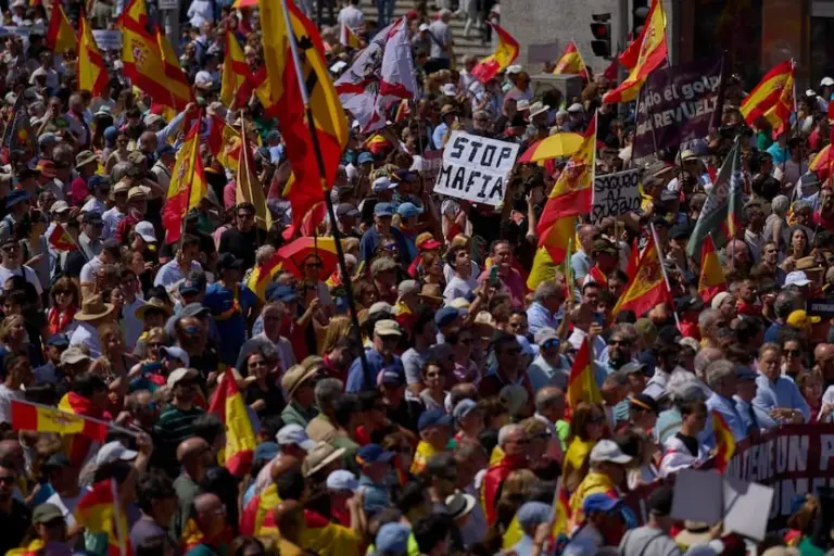 A march supported by the PP and Vox gathers thousands of people in Madrid against Sánchez's "corrupt government"